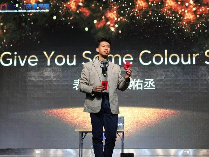 他们用热情奔放的舞蹈诠释出青春的活力