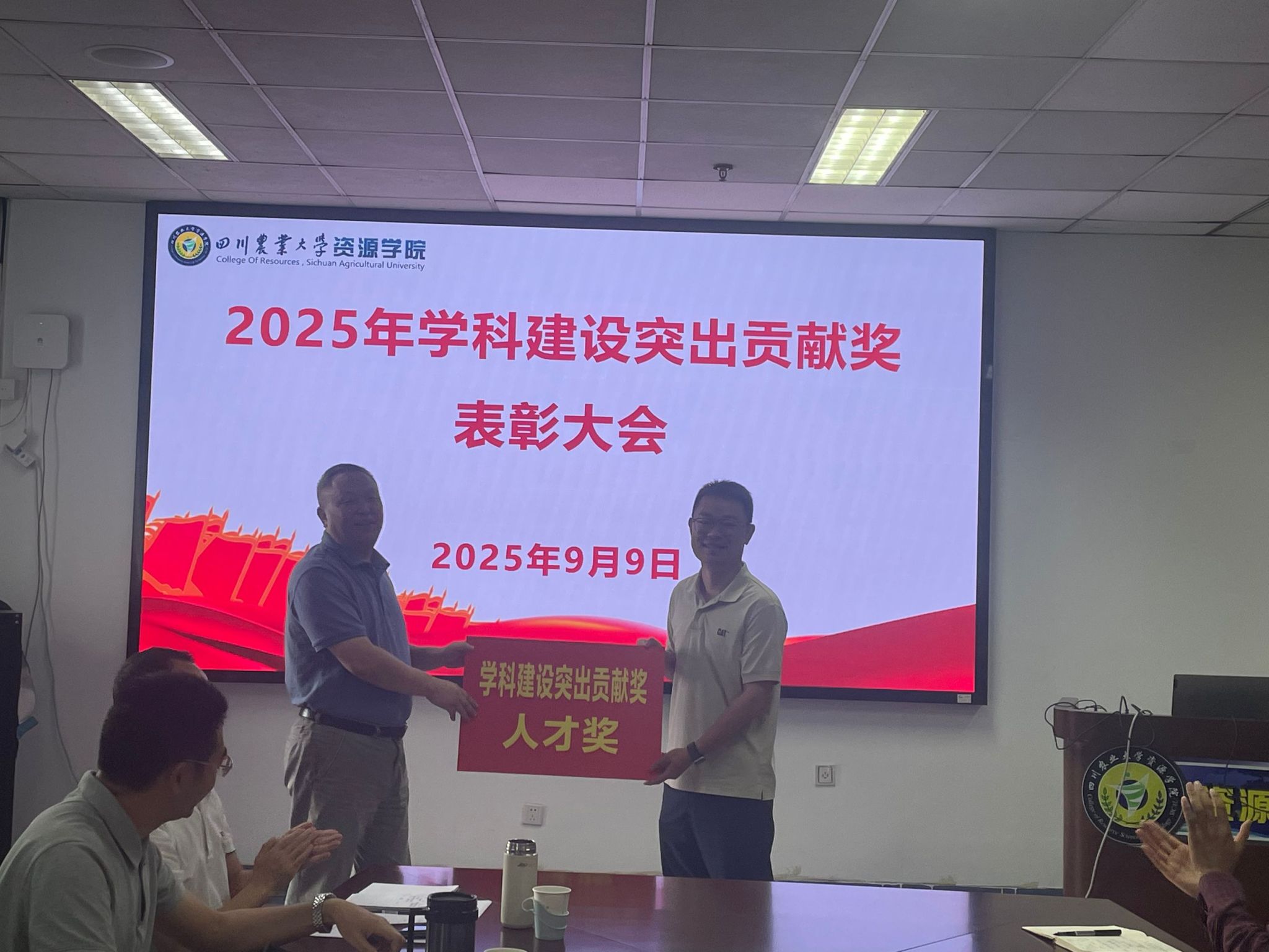 院长邓仕槐向全体教师表达了节日的祝福